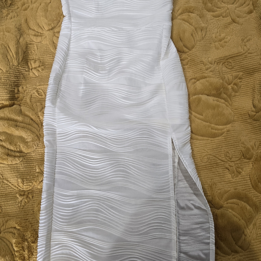 Elegant White Wave-Texture Bodycon Dress